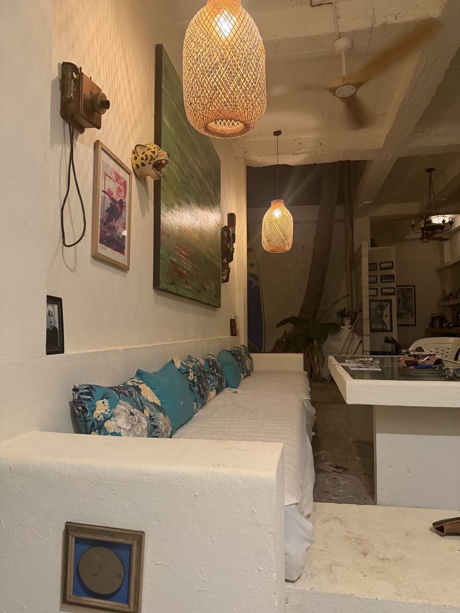 Rincón de estar con cojines y obras de arte